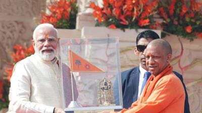 Chief minister Yogi Adityanath presens a memento to Prime Minister Narendra Modi at the Ram temple in Ayodhya. (Deepak Gupta/HT) Chief minister Yogi Adityanath presens a memento to Prime Minister Narendra Modi at the Ram temple in Ayodhya. (Deepak Gupta/HT)