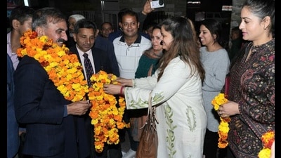 Himachal Pradesh CM Sukhvinder Singh Sukhu being welcomed during his visit to Dharamshala ahead of the legislative assembly’s winter session on Tuesday. (HTPhoto) Himachal Pradesh CM Sukhvinder Singh Sukhu being welcomed during his visit to Dharamshala ahead of the legislative assembly’s winter session on Tuesday. (HTPhoto)