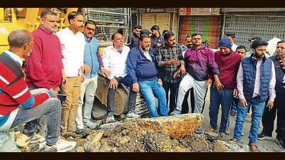 JD(U) supporters and locals stall work on Mango-Pardih flyover in Jamshedpur on Tuesday. (HT photo) JD(U) supporters and locals stall work on Mango-Pardih flyover in Jamshedpur on Tuesday. (HT photo)