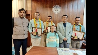 Lalitpur DM Satya Prakash felicitating the BLOs who achieved 100% digitisation of the enumeration forms. (HT Photo) Lalitpur DM Satya Prakash felicitating the BLOs who achieved 100% digitisation of the enumeration forms. (HT Photo)