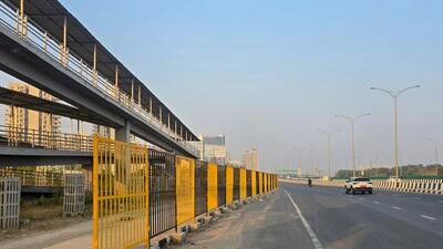 NHAI officials said that the railing along the 18 kilometre corridor is underway to prevent accidents and stop traversing. (Parveen Kumar/HT) NHAI officials said that the railing along the 18 kilometre corridor is underway to prevent accidents and stop traversing. (Parveen Kumar/HT)
