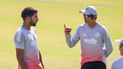 వేలు చూపించిన గంభీర్.. మాటలు ఆపి ఇక పని చూడమన్న కుంబ్లే.. టీమిండియా హెడ్ కోచ్పై తీవ్ర విమర్శలు (PTI) వేలు చూపించిన గంభీర్.. మాటలు ఆపి ఇక పని చూడమన్న కుంబ్లే.. టీమిండియా హెడ్ కోచ్పై తీవ్ర విమర్శలు (PTI)