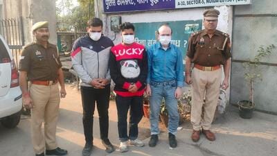 Police said Vishal, Amir and Varun procured bank accounts, debit cards, cheque books and pre-activated SIMs for the operation. Varun allegedly ran a separate call centre using the same method. (HT Photos) Police said Vishal, Amir and Varun procured bank accounts, debit cards, cheque books and pre-activated SIMs for the operation. Varun allegedly ran a separate call centre using the same method. (HT Photos)