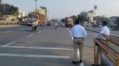 Pune traffic police have penalised owners of 150 vehicles for flouting 30kmph speed limit rule on its first day of implementation at the accident-prone Navale Bridge on Tuesday. (HT)