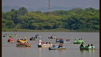 The maximum temperature also dipped slightly from 25.5°C on Monday to 24.9°C on Tuesday, 1 degree below normal. (Ravi Kumar/HT) The maximum temperature also dipped slightly from 25.5°C on Monday to 24.9°C on Tuesday, 1 degree below normal. (Ravi Kumar/HT)