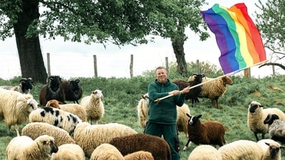 Fashion Designer uses wool from ‘gay’ sheep to create new fashion line in USA (Instagram/rainbowwoolofficial) Fashion Designer uses wool from ‘gay’ sheep to create new fashion line in USA (Instagram/rainbowwoolofficial)