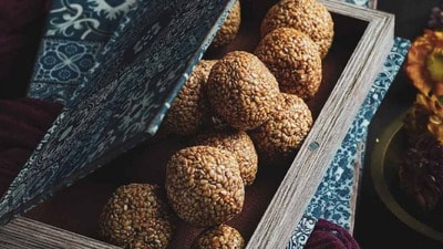 చలికాలపు దివ్యౌషధం నువ్వుల లడ్డూ.. (Adobe Stock) చలికాలపు దివ్యౌషధం నువ్వుల లడ్డూ.. (Adobe Stock)