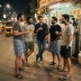 <p>ఈ ఫొటో చూశారా? అదిరిపోయింది కదా! టీ కొట్టు దగ్గర టాలీవుడ్ స్టార్లు ప్రభాస్, అల్లు అర్జున్, మహేష్ బాబు, జూనియర్ ఎన్టీఆర్, రామ్ చరణ్ కలిసి టీ తాగుతున్న పిక్ వైరల్ గా మారింది. అయితే ఇది ఏఐతో చేసిన ఫొటో. </p>