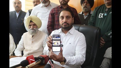 Congress mayor Amarjit Singh Sidhu addressing the media at the MC office in Sector 68, Mohali, on Wednesday. (HT Photo) Congress mayor Amarjit Singh Sidhu addressing the media at the MC office in Sector 68, Mohali, on Wednesday. (HT Photo)