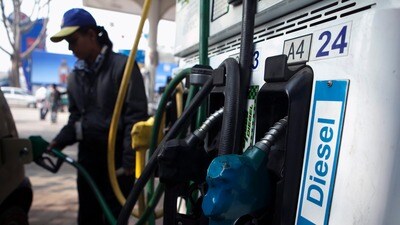 ముడి చమురు ధరలు ఒక నెల కనిష్టానికి పతనం: BPCL, HPCL, IOC స్టాక్స్ 3% ర్యాలీ (Bloomberg)