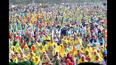 Farmers during Samyukt Kisan Morcha rally at Sector 43 on Wednesday. (Ravi Kumar/HT)