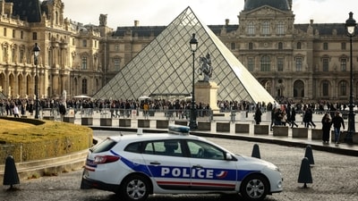 The thieves parked a moving truck with a ladder below the museum's Apollo Gallery housing the French crown jewels, ascended in a bucket. (AP) The thieves parked a moving truck with a ladder below the museum's Apollo Gallery housing the French crown jewels, ascended in a bucket. (AP)