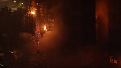 A fire burns bamboo scaffolding on a building at Wang Fuk Court housing estate, in Tai Po, Hong Kong, China, November 26, 2025. REUTERS/Tyrone Siu (REUTERS)