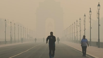 People jog at Kartavya Path amid dense smog as the AQI reaches ‘severe’ category in New Delhi. (ANI) (HT_PRINT) People jog at Kartavya Path amid dense smog as the AQI reaches ‘severe’ category in New Delhi. (ANI) (HT_PRINT)
