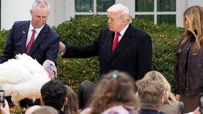 U.S. President Donald Trump stands next to one of two turkeys ceremonially pardoned for Thanksgiving, during the annual Thanksgiving turkey pardoning ceremony in the Rose Garden at the White House in Washington, D.C., U.S., November 25, 2025. REUTERS/Nathan Howard (REUTERS)