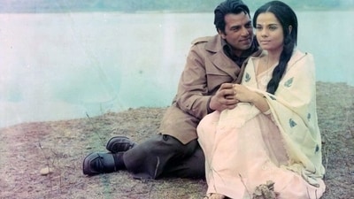 Dharmendra and Mumtaaz in a still from 1973 film Jheel Ke Uss Paar
