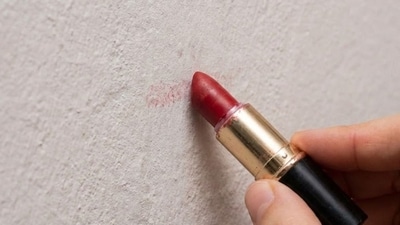 The note written on wall with lipstick mentioned name of Rajesh Vishwas. (AI generated (Google Gemini)) The note written on wall with lipstick mentioned name of Rajesh Vishwas. (AI generated (Google Gemini))