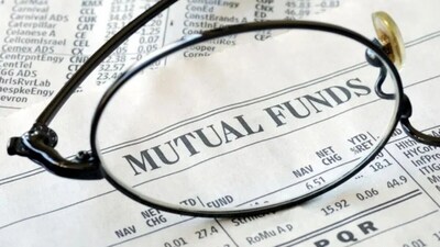 DII inflows via mutual fund SIPs exceeding ₹20,000 crore a month have become a stabilising force, cushioning the market during FII outflows. (HT) DII inflows via mutual fund SIPs exceeding ₹20,000 crore a month have become a stabilising force, cushioning the market during FII outflows. (HT)