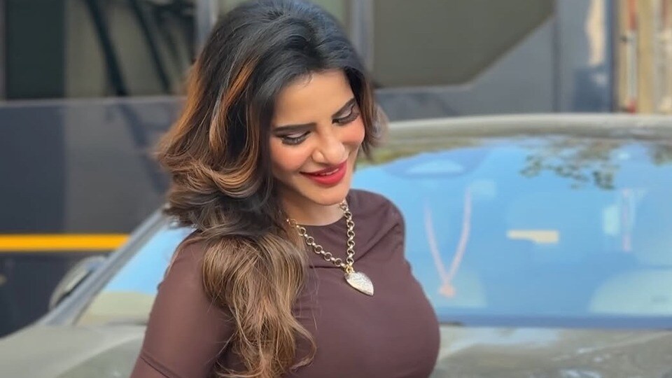 <p>టీవీ షోలు, సినిమాలతో ఆడియన్స్ ను ఎంటర్ టైన్ చేస్తోంది అషు రెడ్డి. ఇప్పుడు ఈటీవీలో వస్తున్న ఫ్యామిలీ స్టార్స్ లో సందడి చేస్తోంది. </p>(instagram-Ashu Reddy)