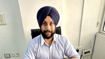 Kawaljeet Singh revealed that his employee earning ₹26,000 per month spent ₹70,000 on an iPhone. (LinkedIn) Kawaljeet Singh revealed that his employee earning ₹26,000 per month spent ₹70,000 on an iPhone. (LinkedIn)