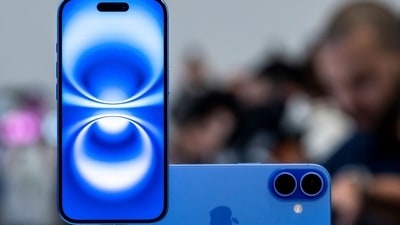 Amazon is providing a huge discount on the iPhone 16. Check out the latest deals and offers. (Bloomberg)