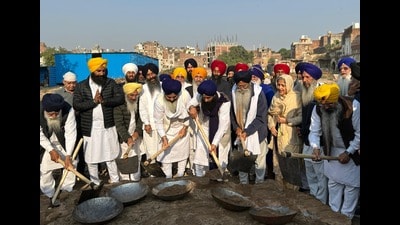 Akal Takht jathedar Giani Kuldeep Singh Gargaj and SGPC president Harjinder Singh Dhami laying foundation stone of new serai for devotees near Golden Temple. (HT Photo)