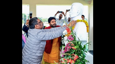 Jharkhand chief minister Hemant Soren pays tribute to his grandfather Sobaran Soren on his 68th martyrdom day in Ramgarh on Thursday. ANI Photo Jharkhand chief minister Hemant Soren pays tribute to his grandfather Sobaran Soren on his 68th martyrdom day in Ramgarh on Thursday. ANI Photo