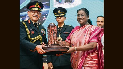 President Droupadi Murmu being felicitated by Army chief General Upendra Dwivedi during the Chanakya Defence Dialogue 2025 in New Delhi on Thursday (ANI) President Droupadi Murmu being felicitated by Army chief General Upendra Dwivedi during the Chanakya Defence Dialogue 2025 in New Delhi on Thursday (ANI)