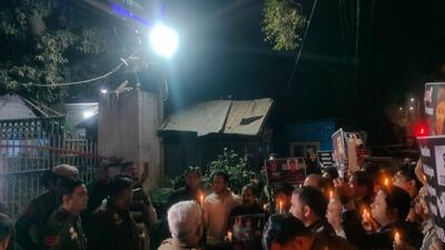 Protesters at the Karol Bagh police station. (HT) Protesters at the Karol Bagh police station. (HT)