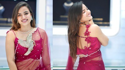 <p>రీసెంట్గా మెరూన్ కలర్ ట్రాన్స్పరెంట్ చీరలో అందంగా మెరిసింది బ్యూటిఫుల్ సిరి హనుమంత్. అక్కడక్కడ చమ్కీలతో ఉన్న ఈ సారీలో సిరి హనుమంత్ గ్లామర్తో అట్రాక్ట్ చేసింది. </p> (Instagram/Siri Hanumanth) <p>రీసెంట్గా మెరూన్ కలర్ ట్రాన్స్పరెంట్ చీరలో అందంగా మెరిసింది బ్యూటిఫుల్ సిరి హనుమంత్. అక్కడక్కడ చమ్కీలతో ఉన్న ఈ సారీలో సిరి హనుమంత్ గ్లామర్తో అట్రాక్ట్ చేసింది. </p> (Instagram/Siri Hanumanth)