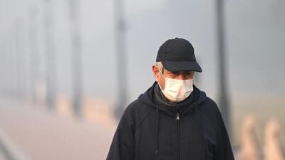 The average air quality index stood at 355 at 9am today, up from 327 at 4pm on Wednesday. (Sanchit Khanna/ HT Photo)