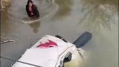 The woman waded into the water while her 15-year-old daughter followed her with ropes. (Sourced) The woman waded into the water while her 15-year-old daughter followed her with ropes. (Sourced)