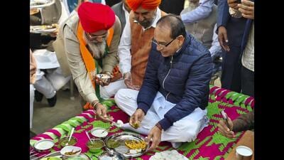 Union minister Shivraj Singh Chouhan relishing ‘saag ‘and ‘makki di roti ‘ in Moga on Thursday. (PTI)