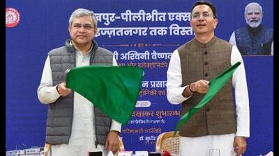 Union railway minister Ashwini Vaishnaw and Union minister of state (MoS) for electronics and information technology Jitin Prasada jointly flagged off the extended service of Gorakhpur-Pilibhit Express to Bareilly. (Sourced)