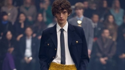 Tie tuck makes a bold comeback on the way of Versace Tie tuck makes a bold comeback on the way of Versace