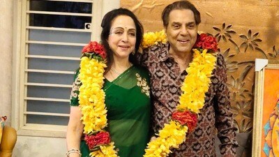 ధర్మేంద్రను గుర్తు చేసుకుంటూ పెళ్లి రోజు ఫొటోలు షేర్ చేసిన హేమా మాలిని.. వీటిని చూస్తే ఎమోషనల్ అవుతానంటూ.. ధర్మేంద్రను గుర్తు చేసుకుంటూ పెళ్లి రోజు ఫొటోలు షేర్ చేసిన హేమా మాలిని.. వీటిని చూస్తే ఎమోషనల్ అవుతానంటూ..