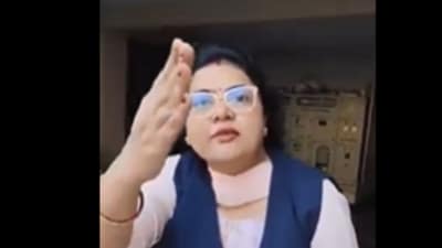 The reason behind the argument is still unclear from the footage. (X/@VKkarthik169) The reason behind the argument is still unclear from the footage. (X/@VKkarthik169)
