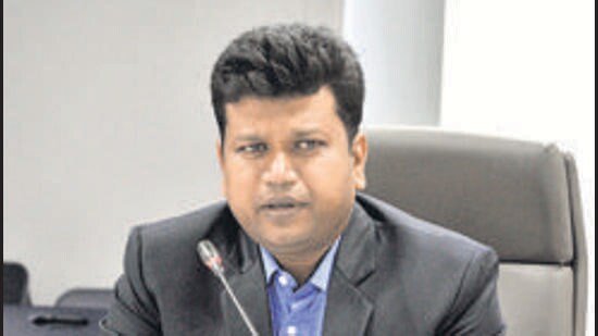 Pune municipal commissioner Naval Kishore Ram criticised PMPML for its poor service and asked them to improve the public transport utility. (HT FILE)