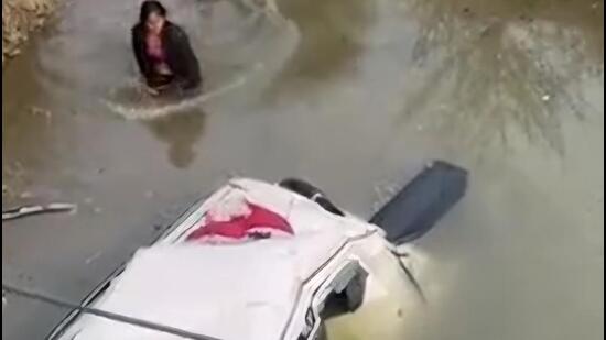 The woman waded into the water while her 15-year-old daughter followed her with ropes. (Sourced)