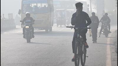 A thick blanket of smog clouds visibility in Noida on Friday morning. (Sunil Ghosh/HT Photo)