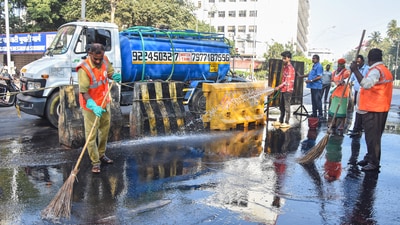 Brihanmumbai Municipal Corporation (BMC) workers clean roads to curb air pollution, at Churchgate in Mumbai (ANI) Brihanmumbai Municipal Corporation (BMC) workers clean roads to curb air pollution, at Churchgate in Mumbai (ANI)