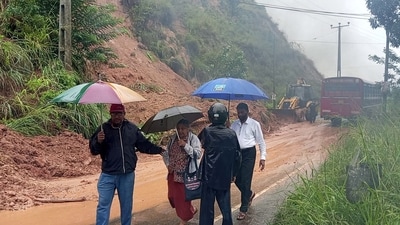 Of the 56 confirmed deaths, 26 people were buried in mudslides in the tea-growing Badulla district in central Sri Lanka. Fourteen others are hospitalized. Nearly 3,000 homes have been damaged, and around 15,000 people have been moved to temporary shelters. People walk past a section of a highway blocked by a landslide caused by heavy rain in Badulla, Sri Lanka, Thursday, Nov, 27, 2025. (AP) Of the 56 confirmed deaths, 26 people were buried in mudslides in the tea-growing Badulla district in central Sri Lanka. Fourteen others are hospitalized. Nearly 3,000 homes have been damaged, and around 15,000 people have been moved to temporary shelters. People walk past a section of a highway blocked by a landslide caused by heavy rain in Badulla, Sri Lanka, Thursday, Nov, 27, 2025. (AP)