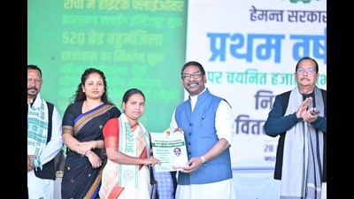 CM Hemant Soren with one of recipients in Ranchi (HT Photo) CM Hemant Soren with one of recipients in Ranchi (HT Photo)