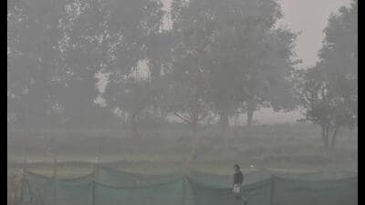 Delhi’s air quality index (AQI) remained above 300 for the 23rd consecutive day (HT photo) Delhi’s air quality index (AQI) remained above 300 for the 23rd consecutive day (HT photo)