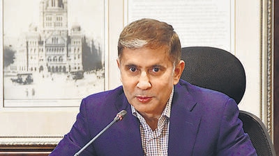 Mumbai, India – Mar 20, 2024: I. Q. Chahal handing over charges to newly appointed Municipal Commissioner Bhushan Gagrani at the BMC office, in Mumbai, India, on Wednesday, Mar 20, 2024. (Photo by Bhushan Koyande/HT Photo) Mumbai, India – Mar 20, 2024: I. Q. Chahal handing over charges to newly appointed Municipal Commissioner Bhushan Gagrani at the BMC office, in Mumbai, India, on Wednesday, Mar 20, 2024. (Photo by Bhushan Koyande/HT Photo)