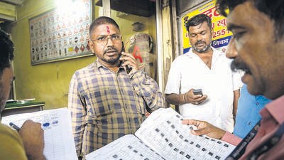iMumbai, India - November 24, 2025: A campaign to verify voters whose names appear twice in the electoral rolls has begun today ahead of the upcoming elections. Municipal staff in Mumbai are visiting households to conduct this verification in Mumbai, India, on Tuesday, November 25 2025. (Photo by Satish Bate/ Hindustan Times) (Hindustan Times) iMumbai, India - November 24, 2025: A campaign to verify voters whose names appear twice in the electoral rolls has begun today ahead of the upcoming elections. Municipal staff in Mumbai are visiting households to conduct this verification in Mumbai, India, on Tuesday, November 25 2025. (Photo by Satish Bate/ Hindustan Times) (Hindustan Times)