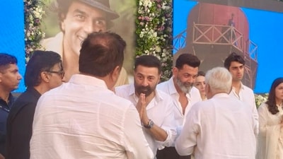 Dharmendra’s family hosted a prayer meet on Thursday at a hotel in Mumbai.