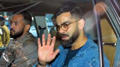 ধোনির রাঁচির বাড়িতে বিরাট, ঋষভরা! ‘গেট টু গেদার’র পর কোহলিকে হোটেল পৌঁছে দিলেন কে? (PTI) ধোনির রাঁচির বাড়িতে বিরাট, ঋষভরা! ‘গেট টু গেদার’র পর কোহলিকে হোটেল পৌঁছে দিলেন কে? (PTI)