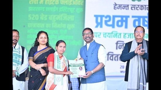 CM Hemant Soren with one of recipients in Ranchi (HT Photo)