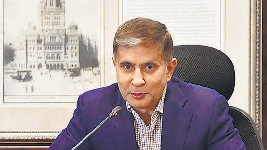 Mumbai, India – Mar 20, 2024: I. Q. Chahal handing over charges to newly appointed Municipal Commissioner Bhushan Gagrani at the BMC office, in Mumbai, India, on Wednesday, Mar 20, 2024. (Photo by Bhushan Koyande/HT Photo)